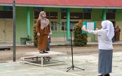 Siswa Kelas VII MTsN 2 Kota Payakumbuh Ikuti Upacara Bendera di SMA PGRI